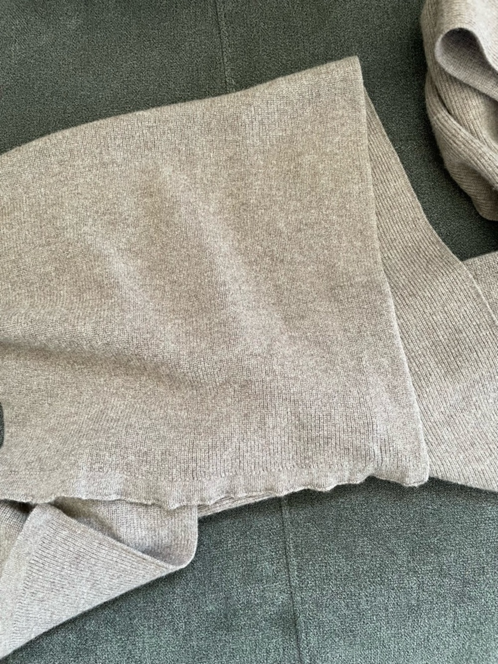 Everlane Cabin Beanie and Scarf Taupe Melange - Picture 4 of 8